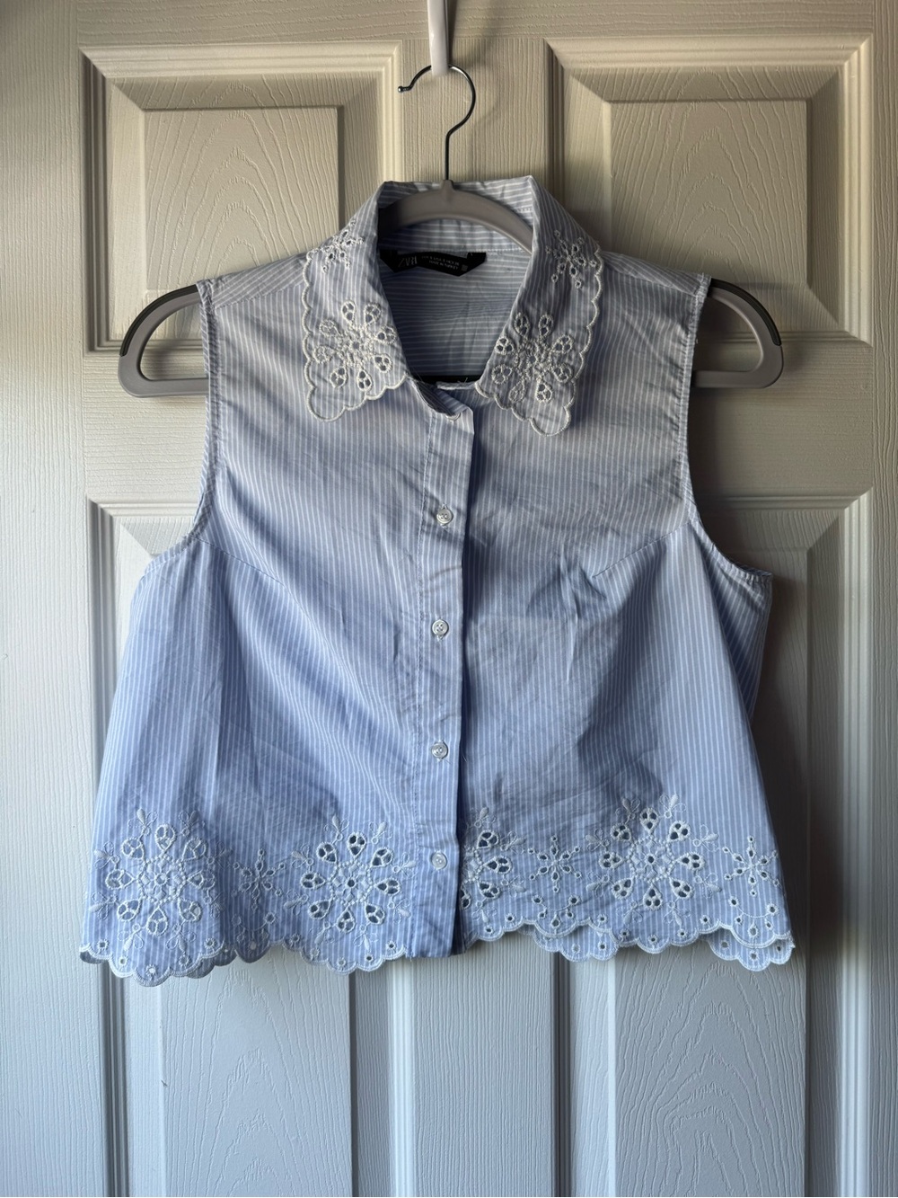 Zara Sleeveless Button-Down Top with Lace
